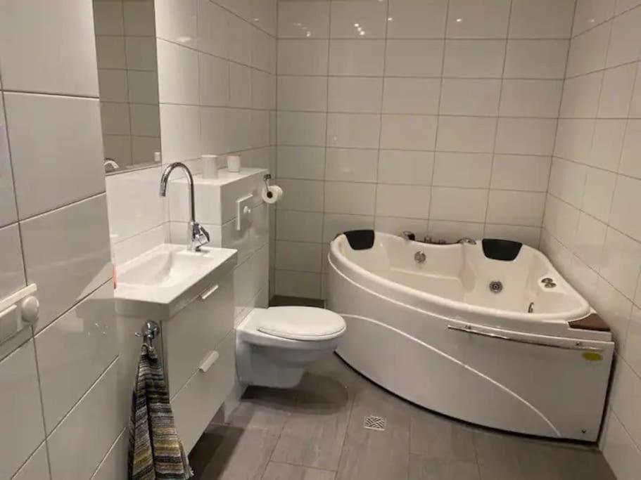 Husavik 2 Bedroom Apartment Luaran gambar
